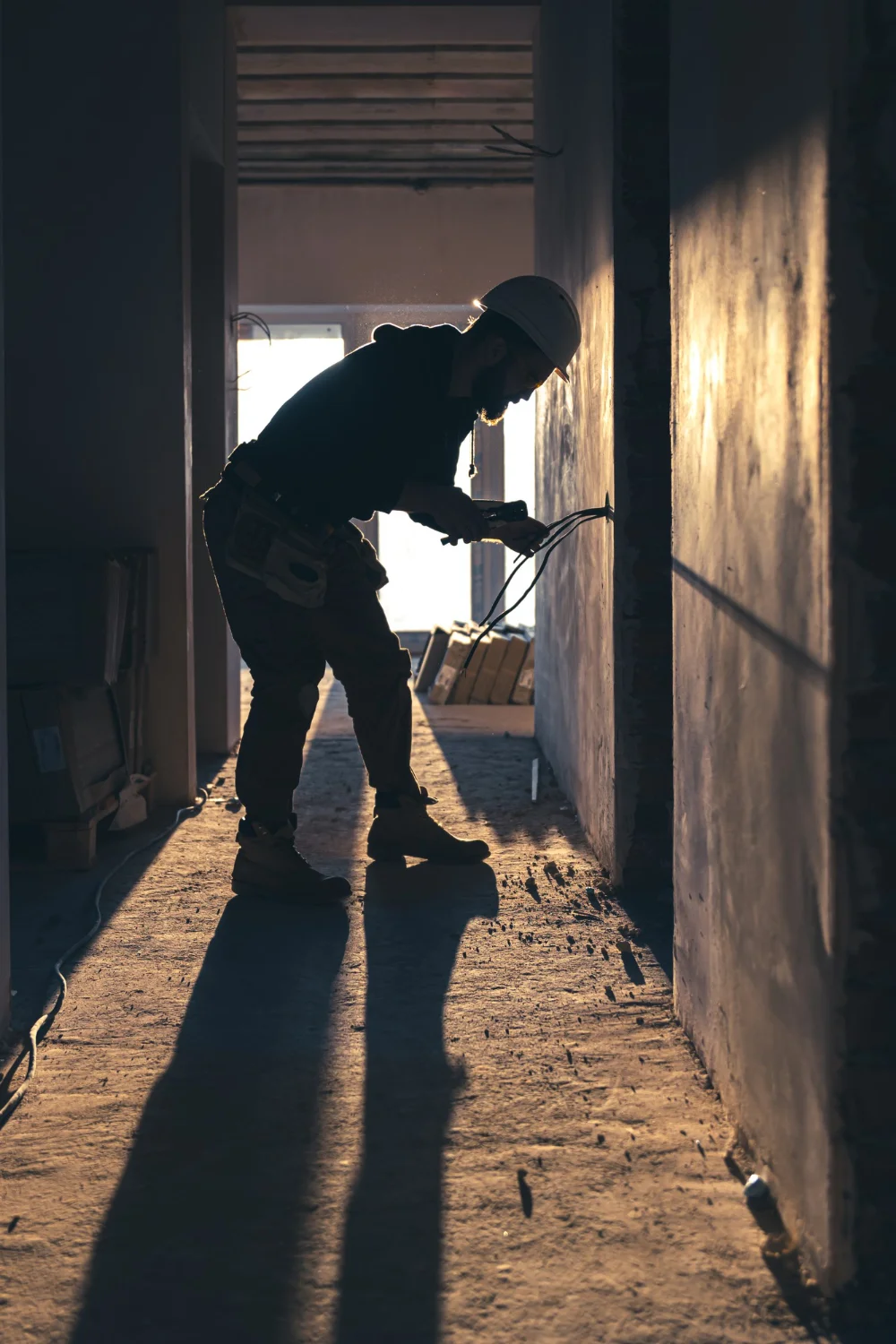 Trabajador ejecutando obra de reforma en vivienda de Logroño haciendo trabajos de albañilería