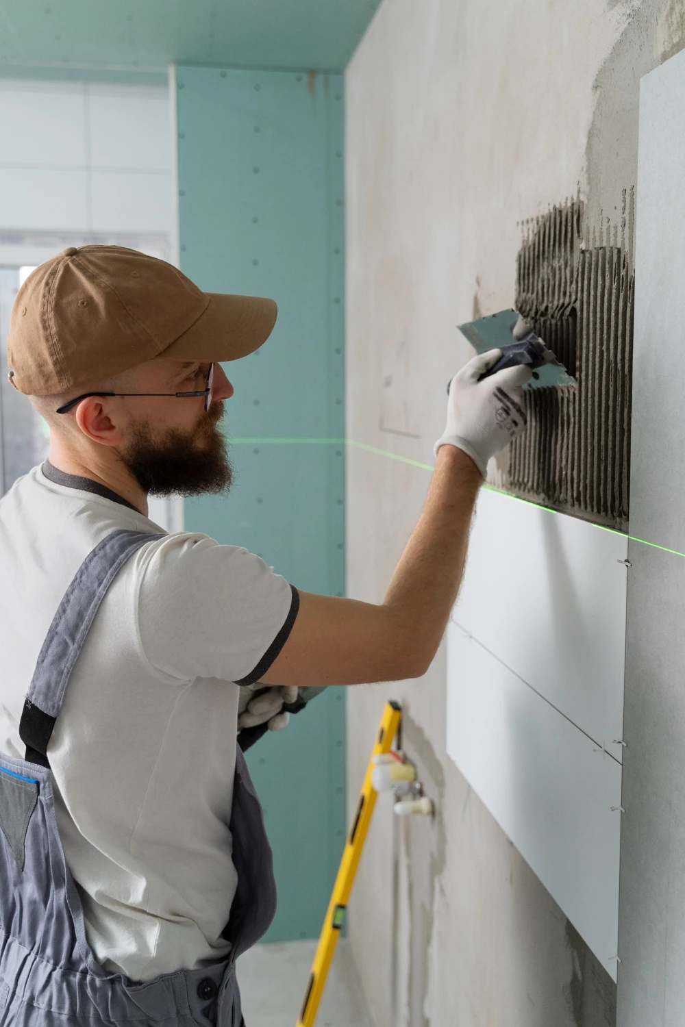 Revestimiento de pared con pladur en reforma de vivienda